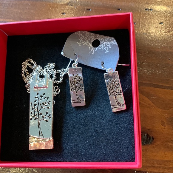 Silver coloured metal necklace and earrings set. Not sterling silver.  B5 - Picture 1 of 5